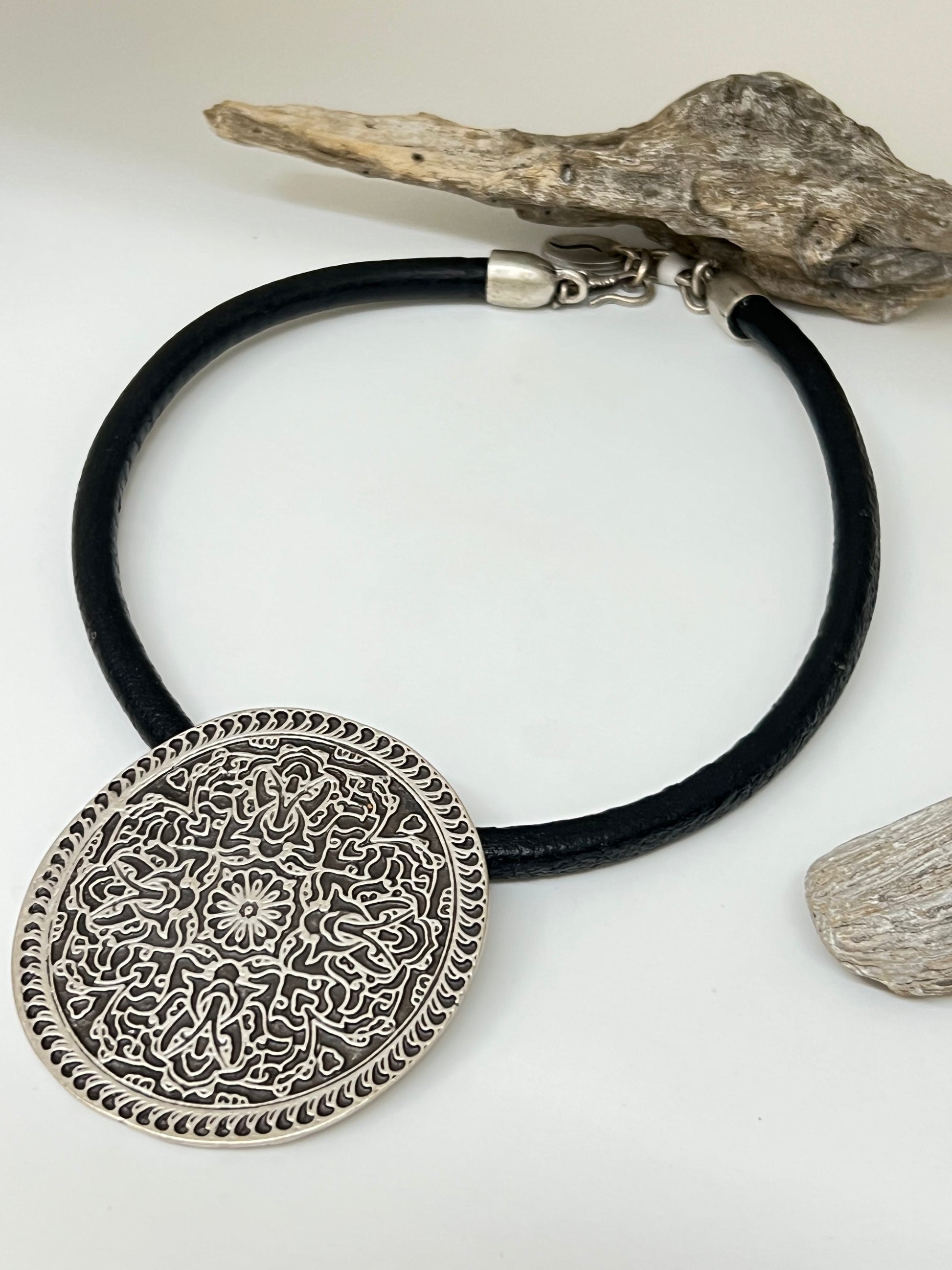 Collier Zamac dessiné à Montréal Sazzu Collier Cercle MN1171