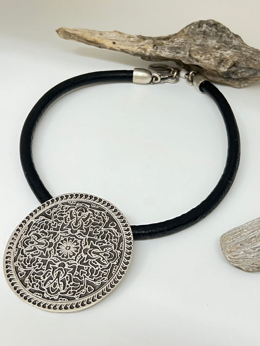 Collier Zamac dessiné à Montréal Sazzu Collier Cercle MN1171
