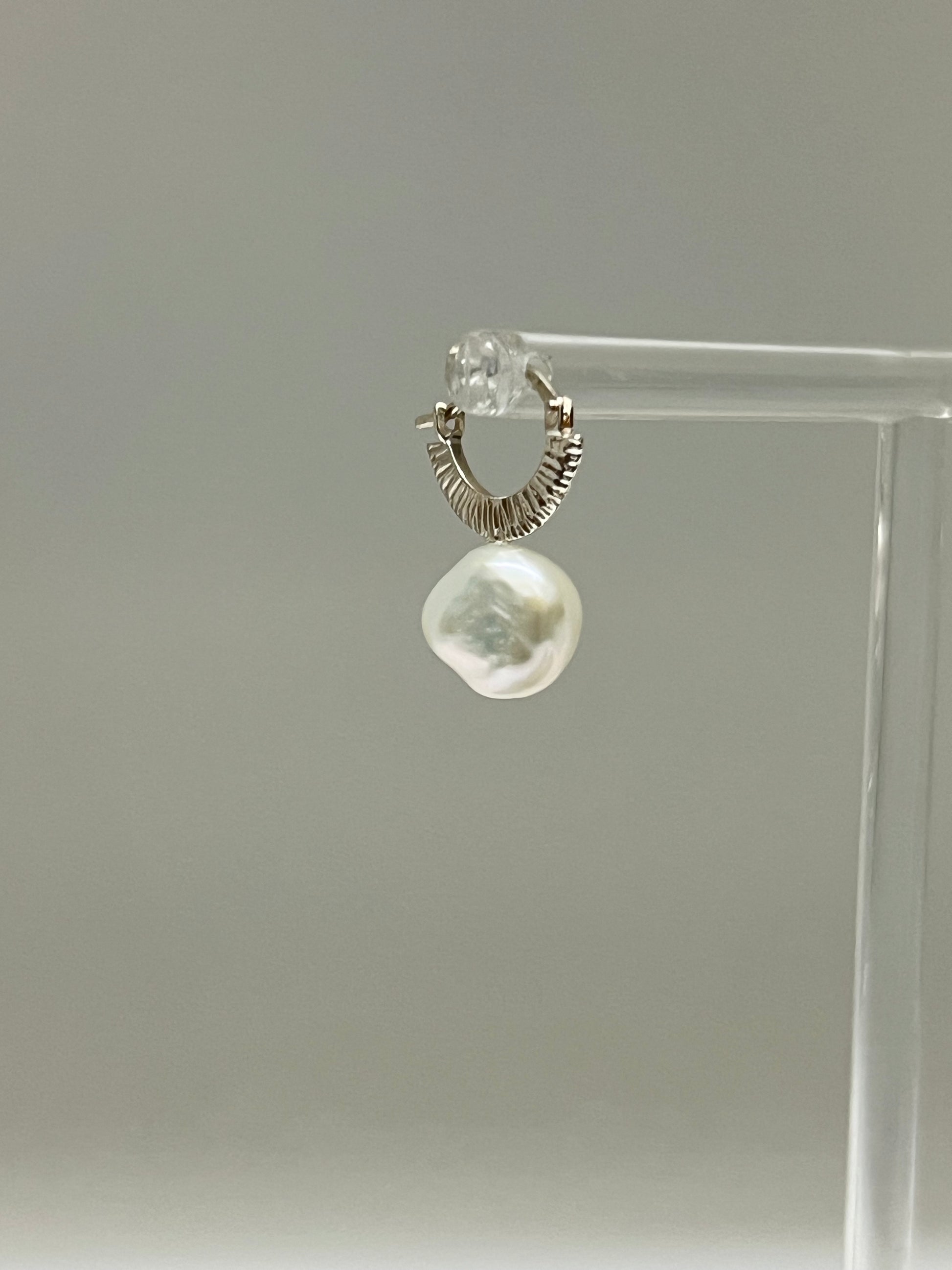 Percé - Boucles d'oreilles avec perle d'eau douce baroque Fait main à Montréal Véronique Roy