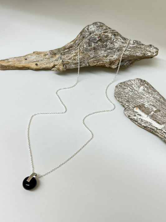 Rhea, collier simple en onyx noir Fait main à Montréal Véronique Roy