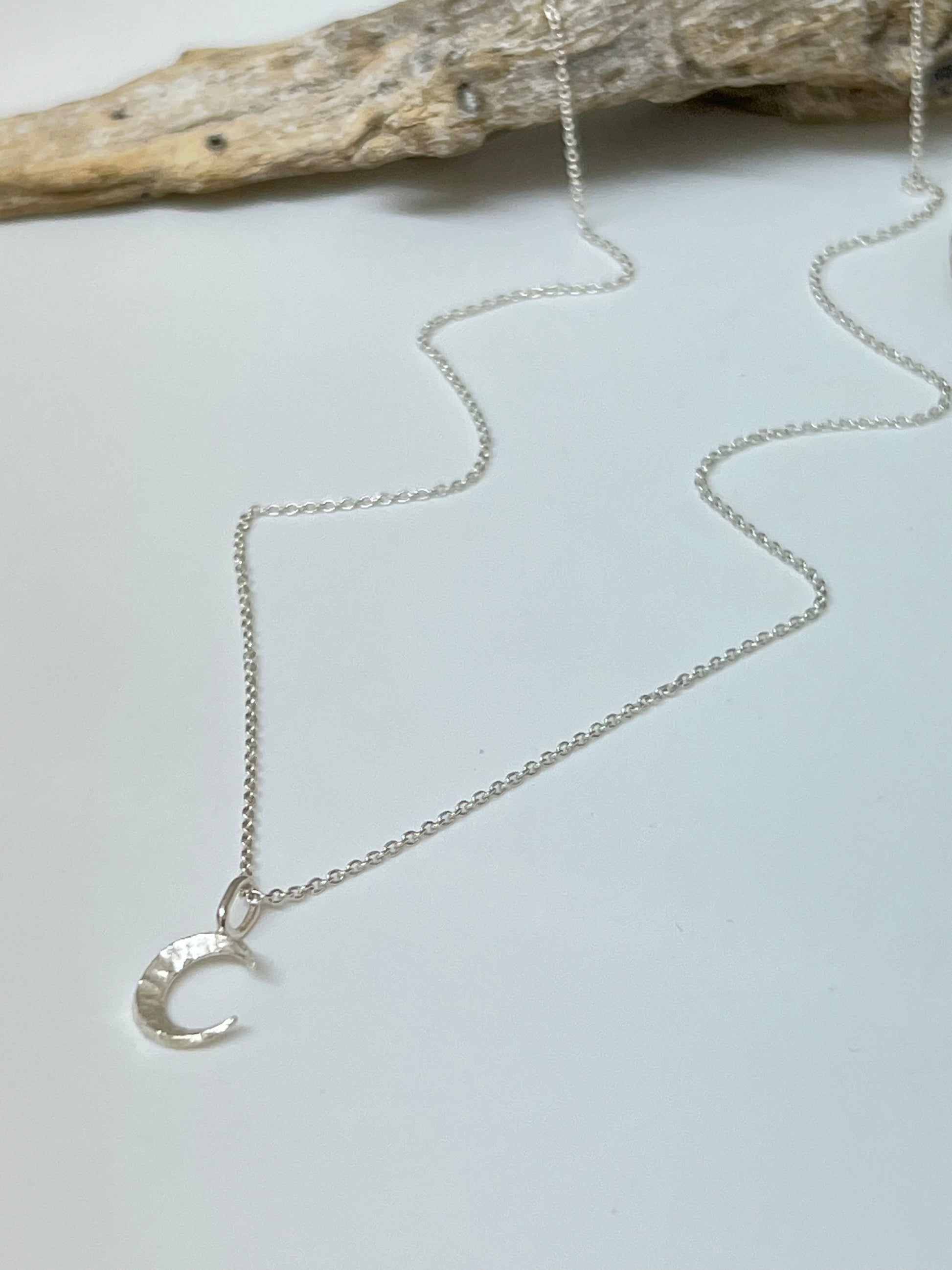 MOON, collier avec une petite breloque lune Fait main à Montréal Véronique Roy