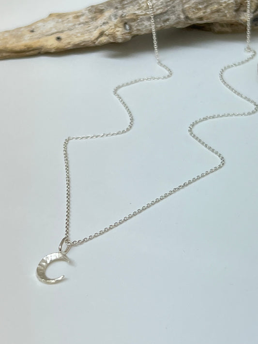 MOON, collier avec une petite breloque lune Fait main à Montréal Véronique Roy