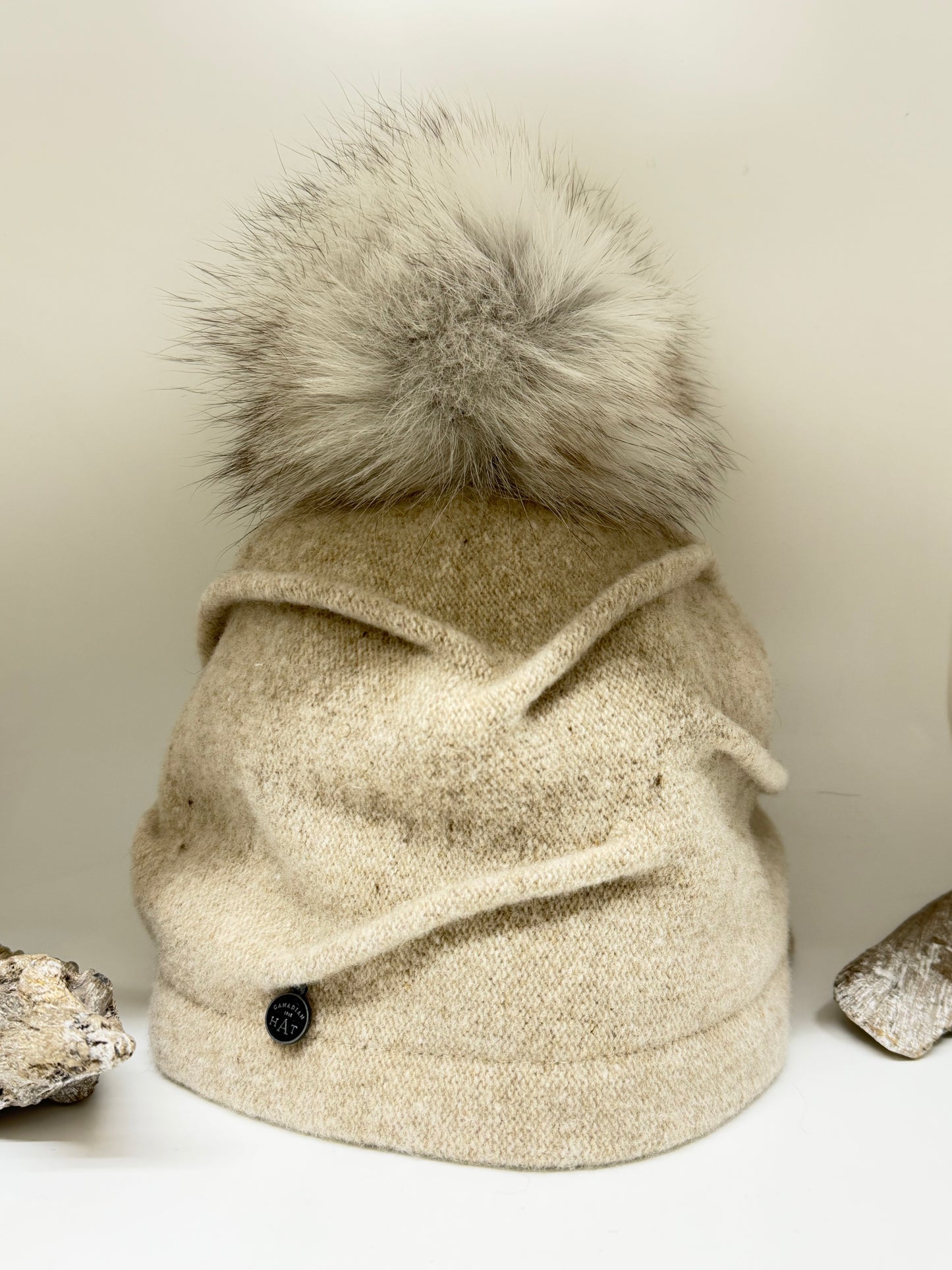 CLARETA BEIGE MIX - CANADIAN HAT BONNET PLISSÉ AVEC POMPON EN FOURRURE RECYCLÉE