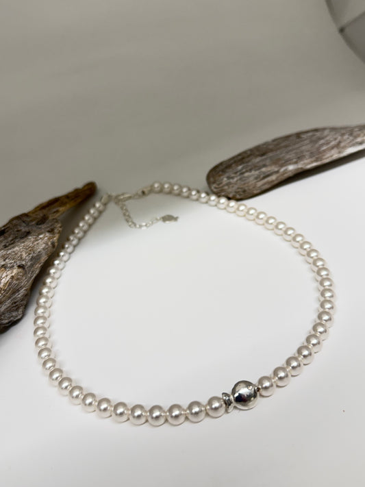 Collier en perles de nacre blanche argent sterling Clio Blue Fabriqué à la main à Paris en France Clio Blue 11AT2442BL