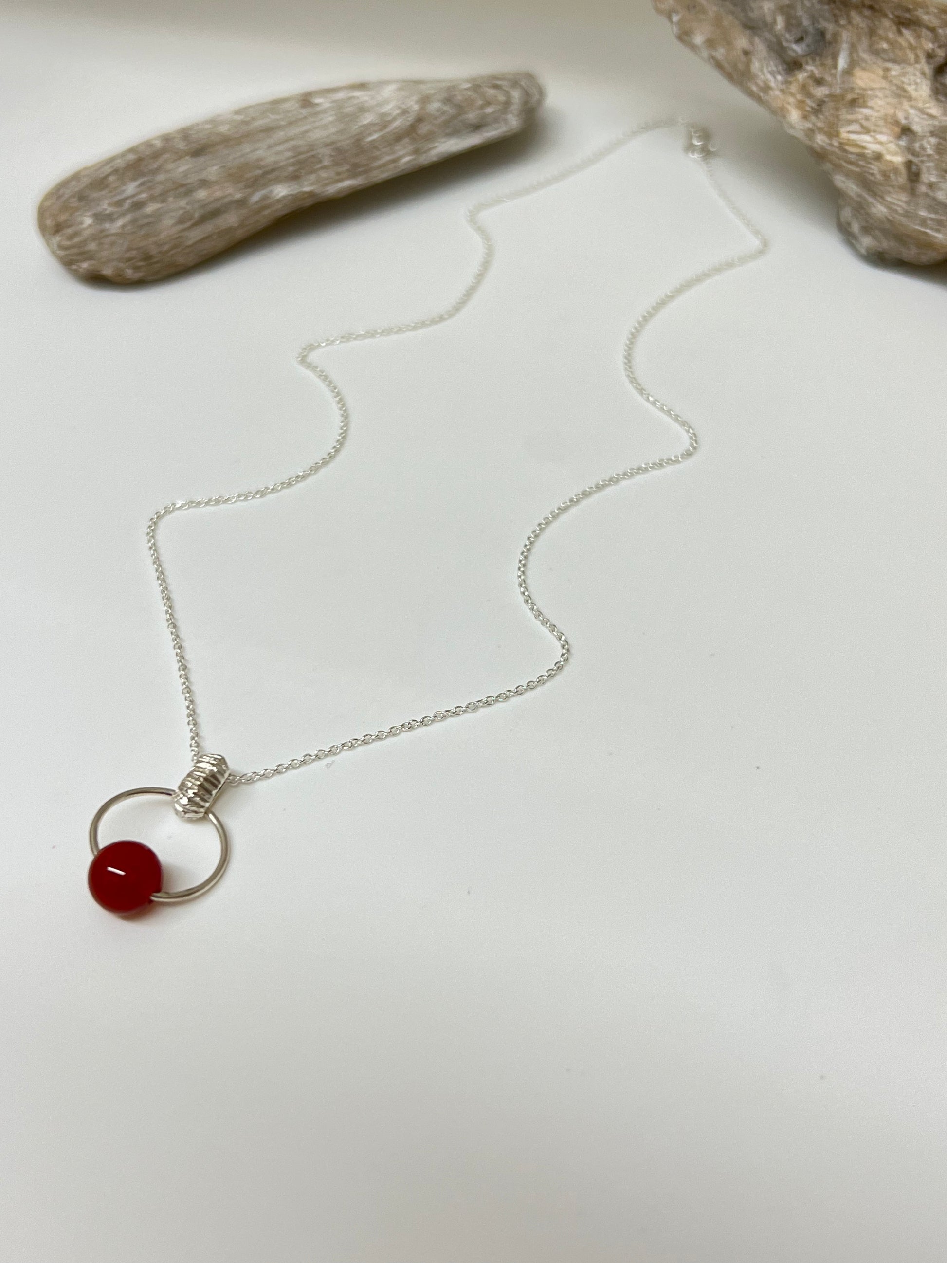 Amos - Collier avec pendentif de Cornaline Fait main à Montréal Véronique Roy