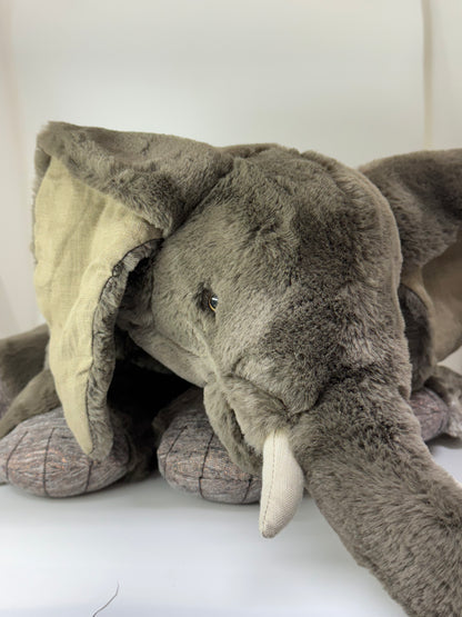 Éléphant, peluche dessinée à Paris