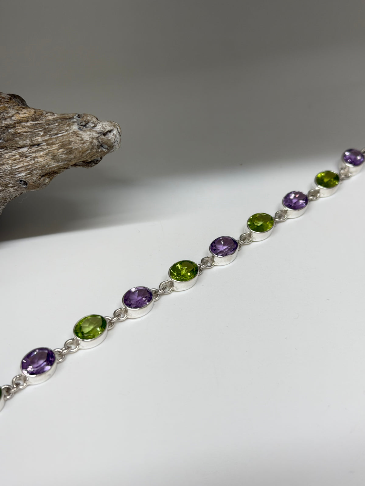 Bracelet Artisanal Gourmette Argent 925 - Péridot et Améthyste Fait par des Artisans de l’Indonésie Bracelet Artisanal Gourmette
