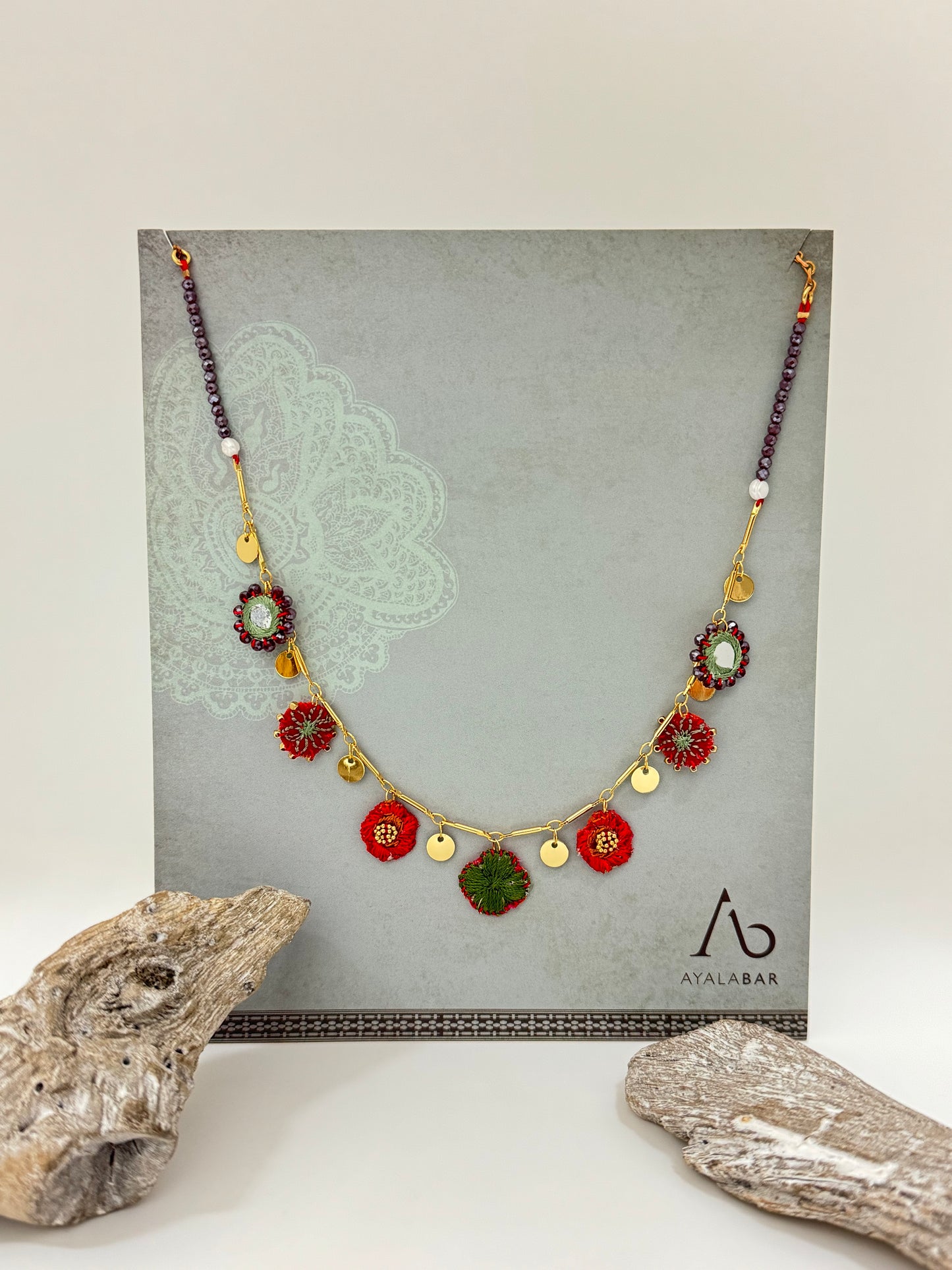 Collier féminin rouge Textile breloque AyalaBar fabriquée au Moyen Orient SE3577