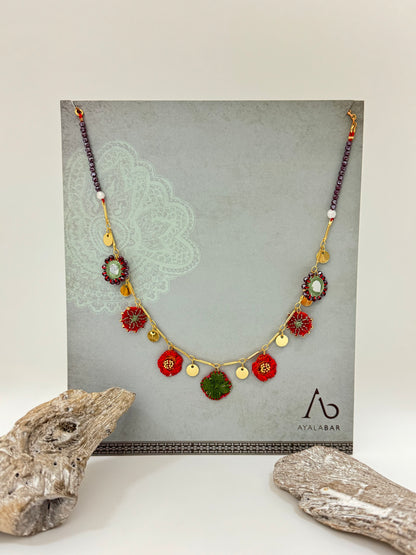 Collier féminin rouge Textile breloque AyalaBar fabriquée au Moyen Orient SE3577