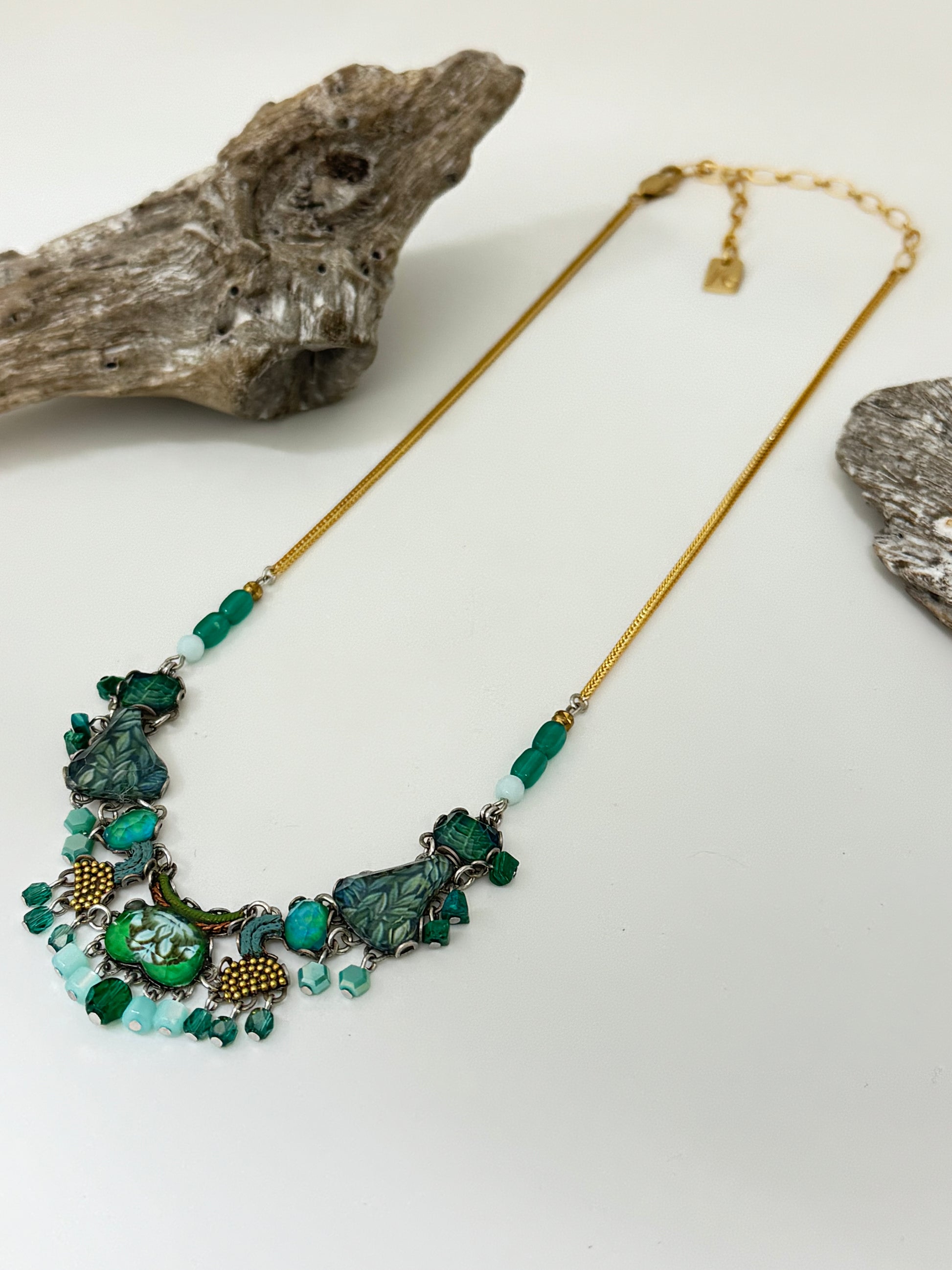 Collier vert artisanal Meadow Set, Silas AyalaBar fabriquée au Moyen Orient R3566