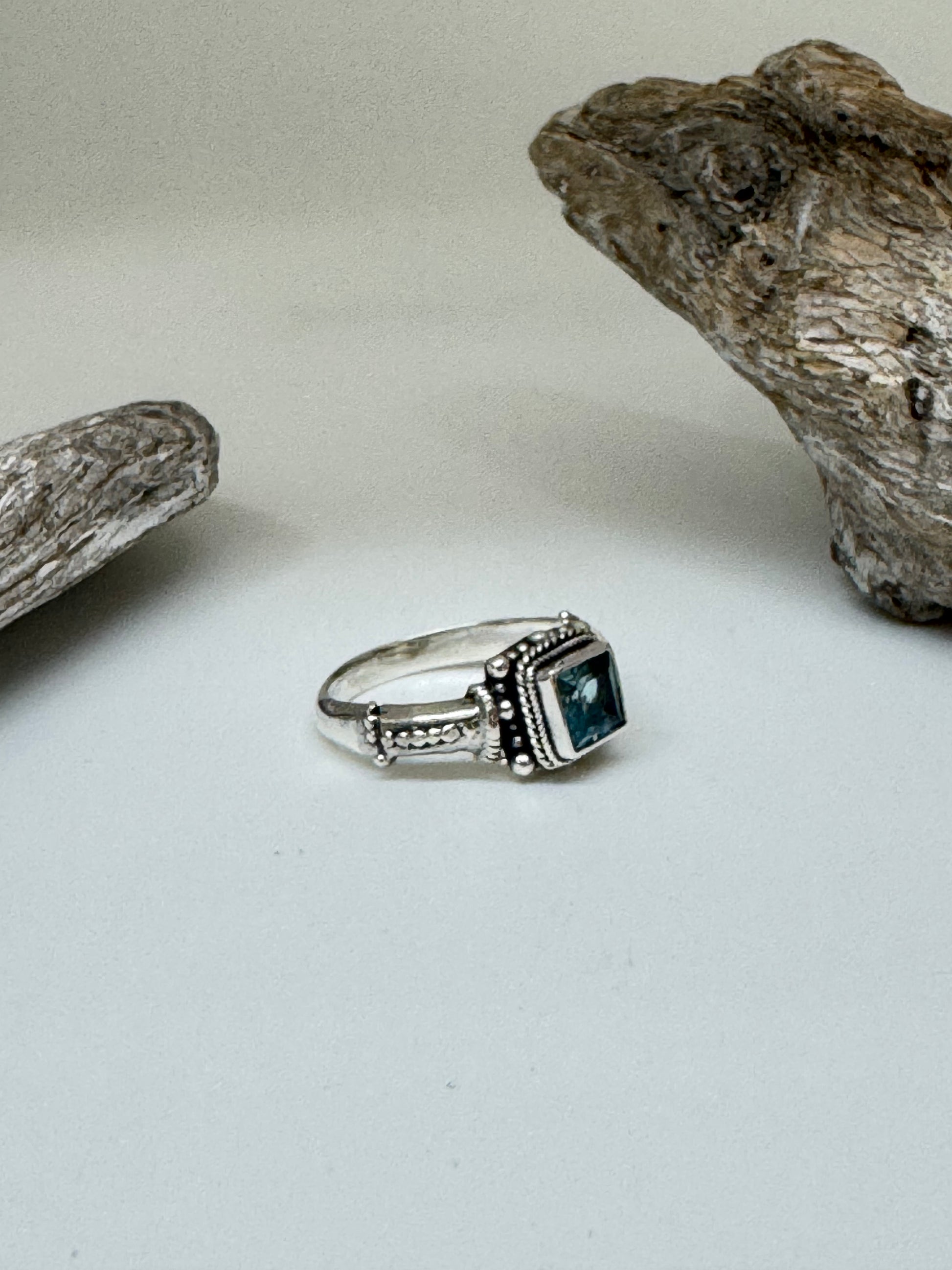 Bague Argent 925 Topaz bleu Fait main par Artisans de l'Indonésie Mireille Larbie R739bt