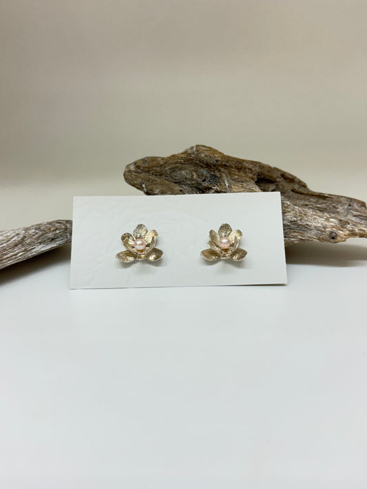 Boucles d'oreilles fixe Orchidée Argent sterling et Perles Fait mains au Québec Amulette par Bénédite Séguin