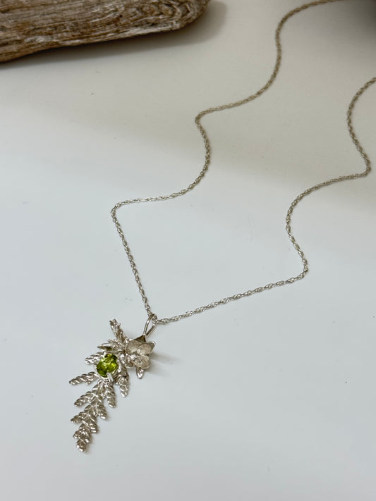Collier Cèdre pendentif 4 péridot, Thuya occidental H-C-P4-P Amulette par Bénédite Séguin