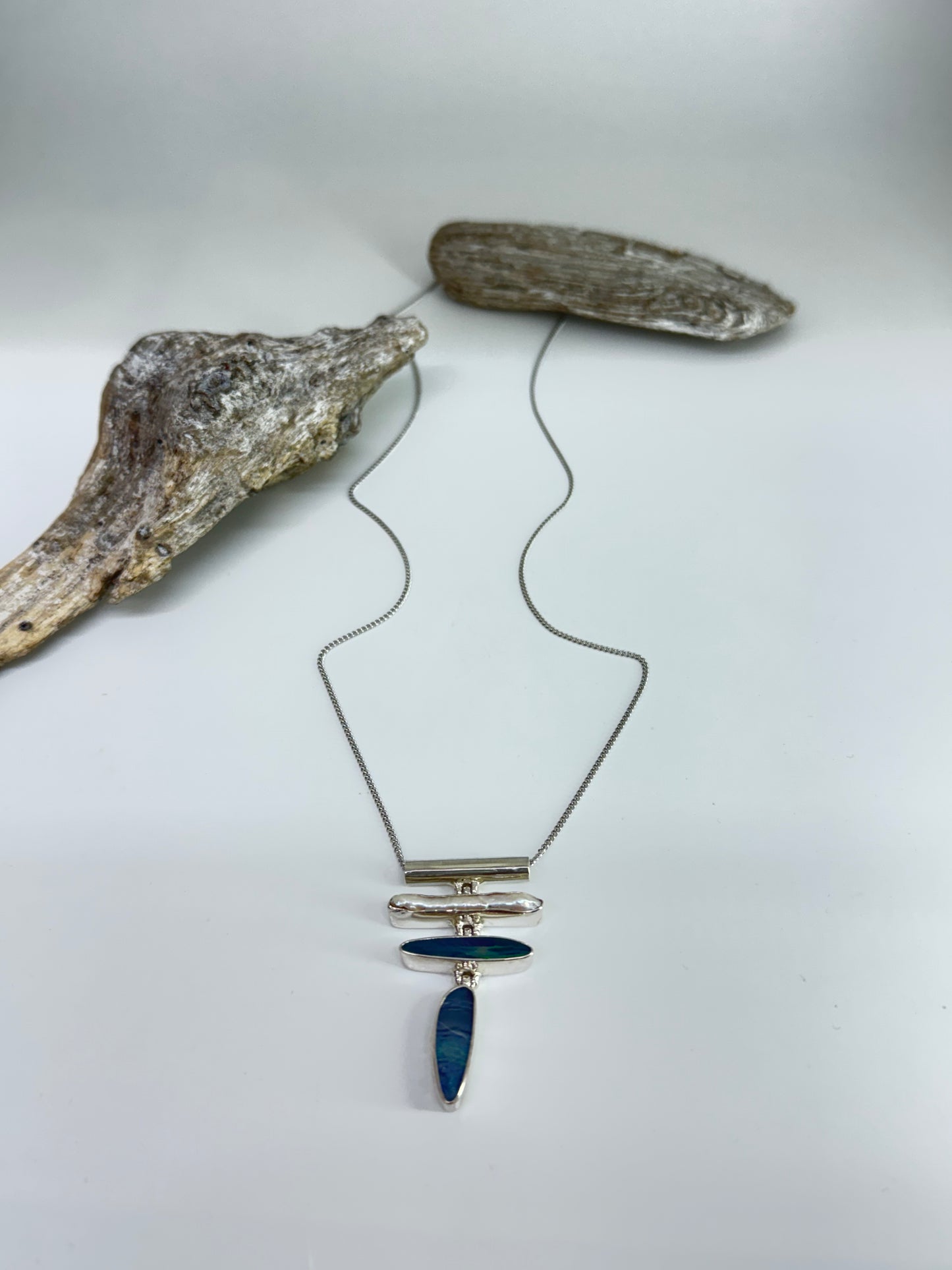 Chaine avec pendentif Opal et Perle baroque  Dessinée à Montréal