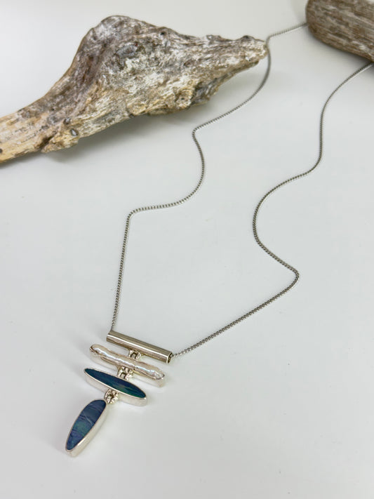 Chaine avec pendentif Opal et Perle baroque  Dessinée à Montréal