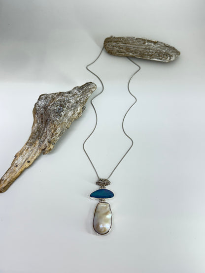 Chaine avec pendentif Opal et Perle baroque  Dessinée à Montréal
