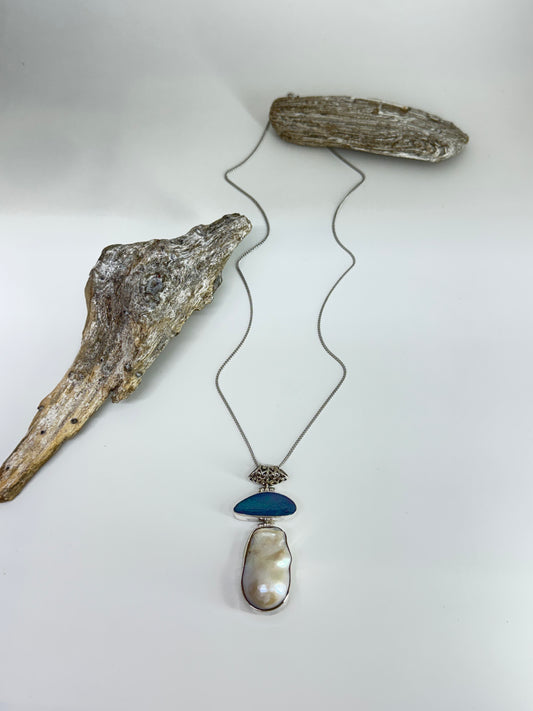Chaine avec pendentif Opal et Perle baroque  Dessinée à Montréal