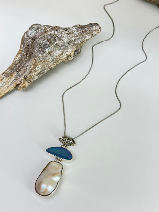 Chaine avec pendentif Opal et Perle baroque  Dessinée à Montréal