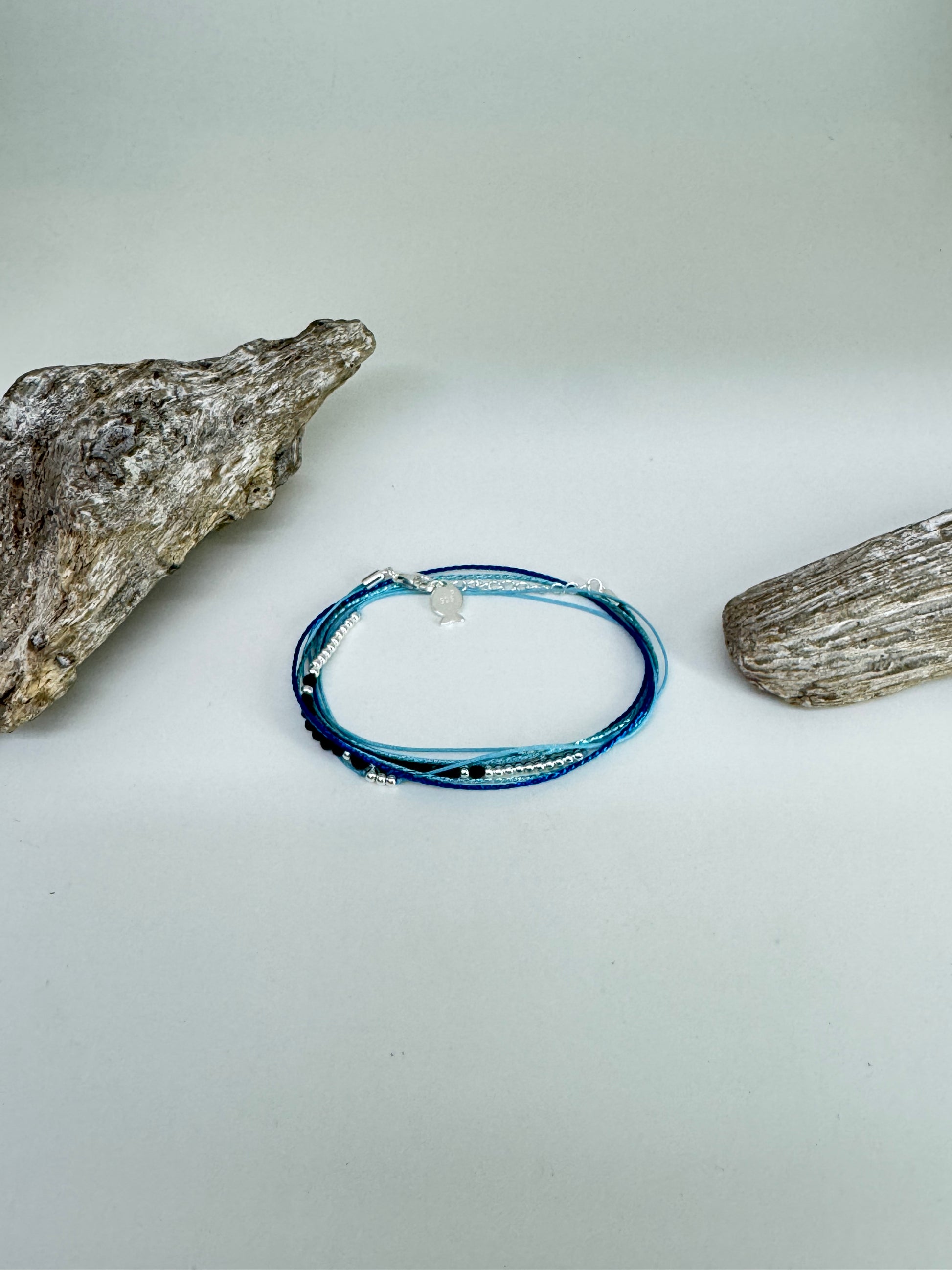 Collier Argent 925 Fils bleu et cristaux Fabriqué à la main à Paris en France Clio Blue Collier Fils bleu et Cristaux BR4249BLE/NO