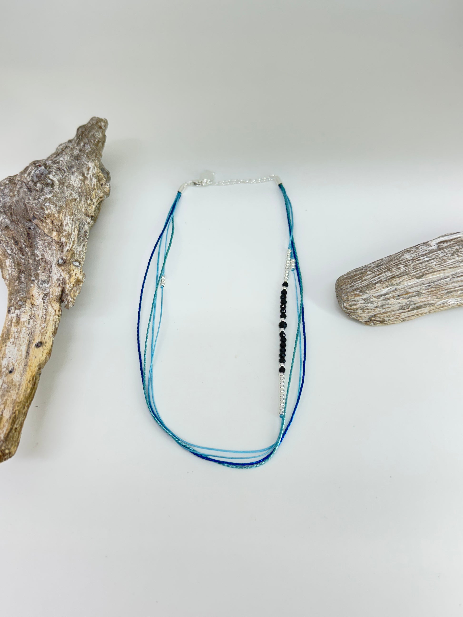 Collier Argent 925 Fils bleu et cristaux Fabriqué à la main à Paris en France Clio Blue Collier Fils bleu et Cristaux BR4249BLE/NO