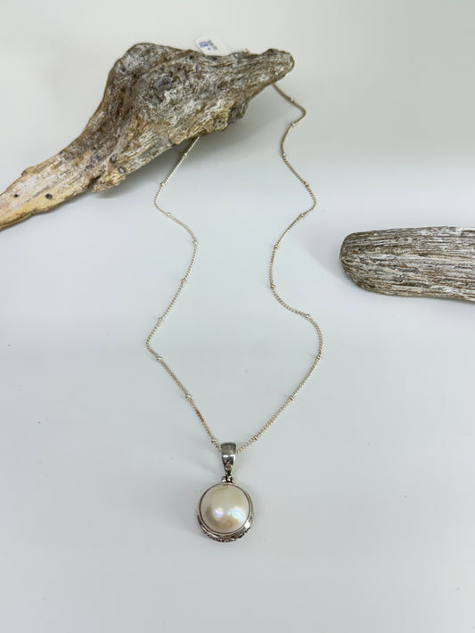 Chaine avec pendentif de Perle Biwa  Dessinée à Montréal