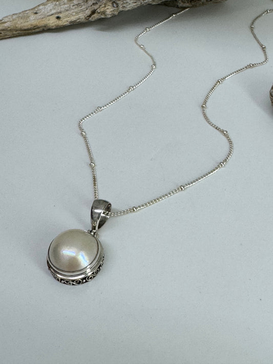 Chaine avec pendentif de Perle Biwa  Dessinée à Montréal
