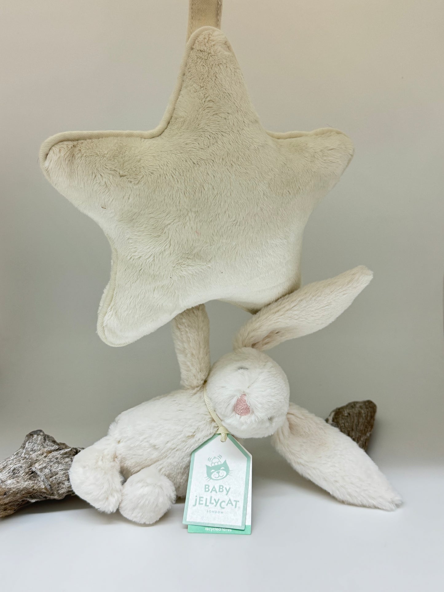 Musical Lapin Timide dessinée à Londres  Jellycat Londres mp4c