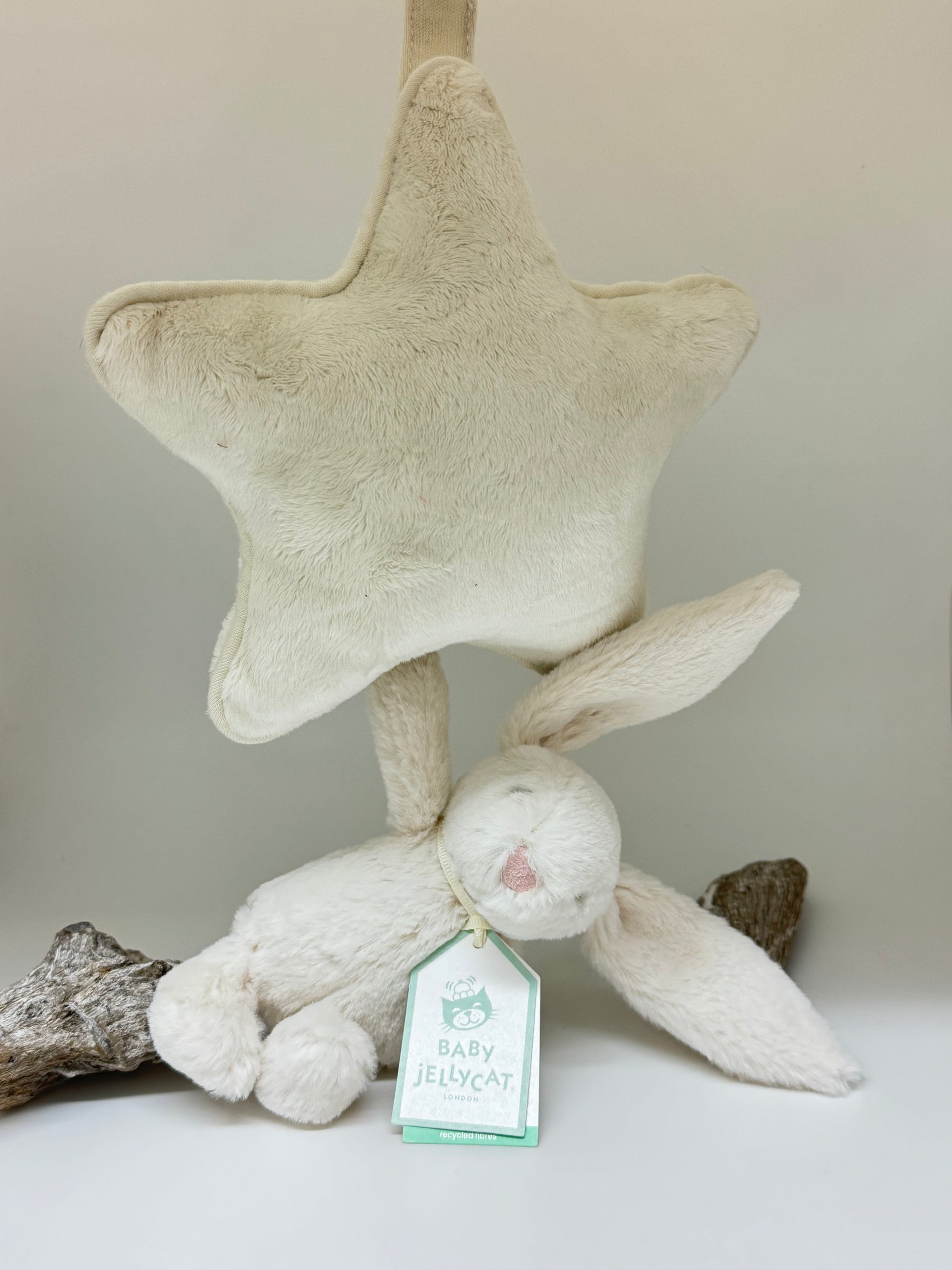 Musical Lapin Timide dessinée à Londres  Jellycat Londres mp4c