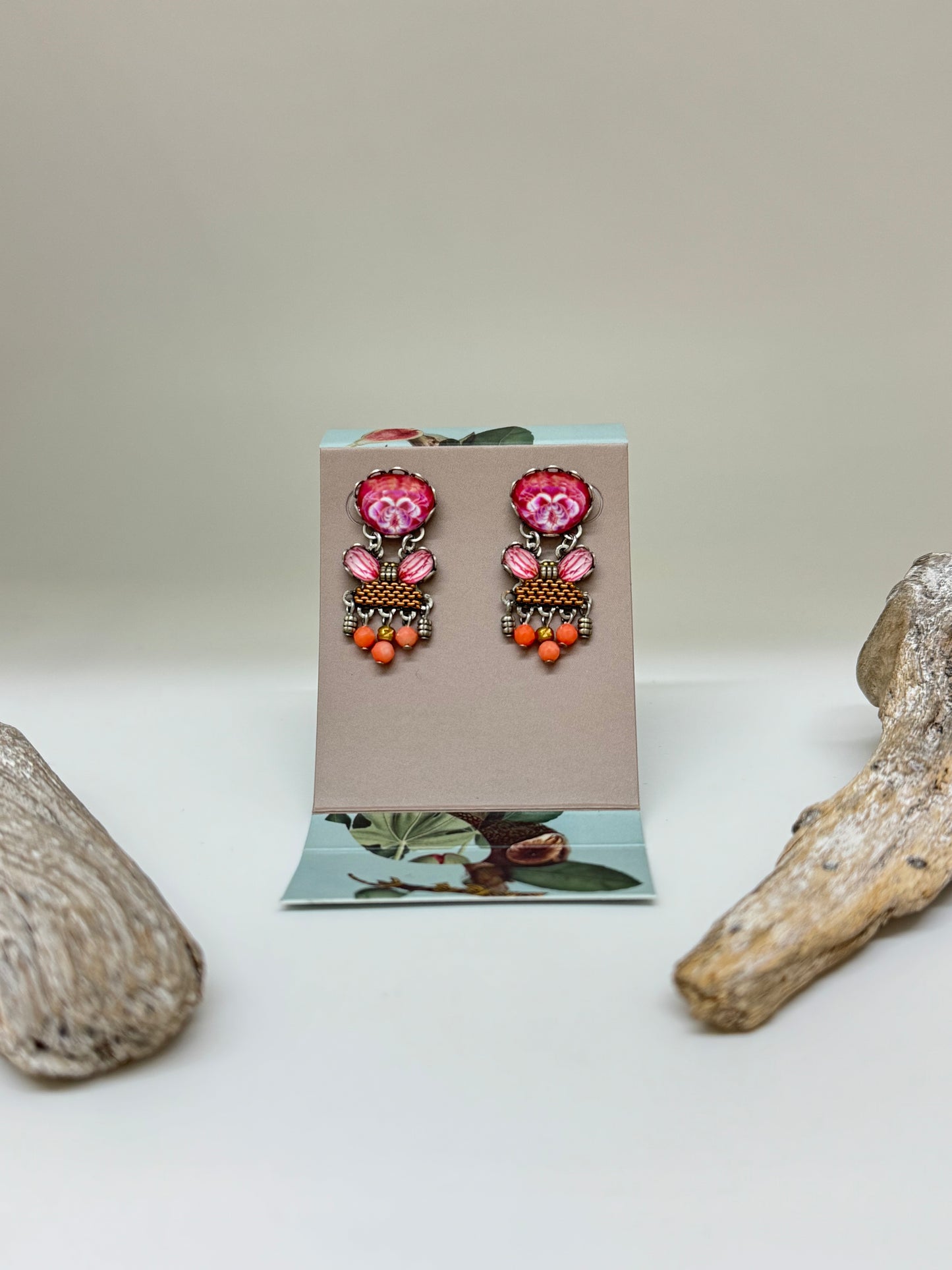 Boucles d'oreilles Rose Embrace Ayala Bar Flower Garden Cristaux/Métaux antiques/Verre fabriquée au Moyen-Orient R2229