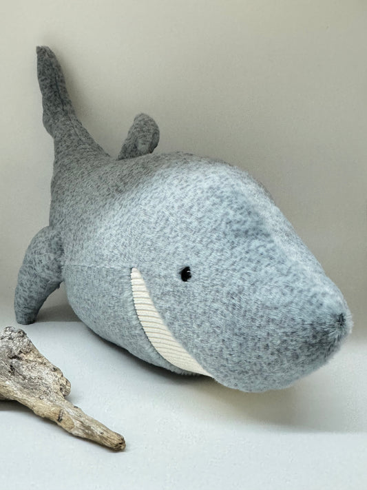 Silvie le requin, peluche dessinée à Londres Jellycat Londres Silvie le requin SIL3S
