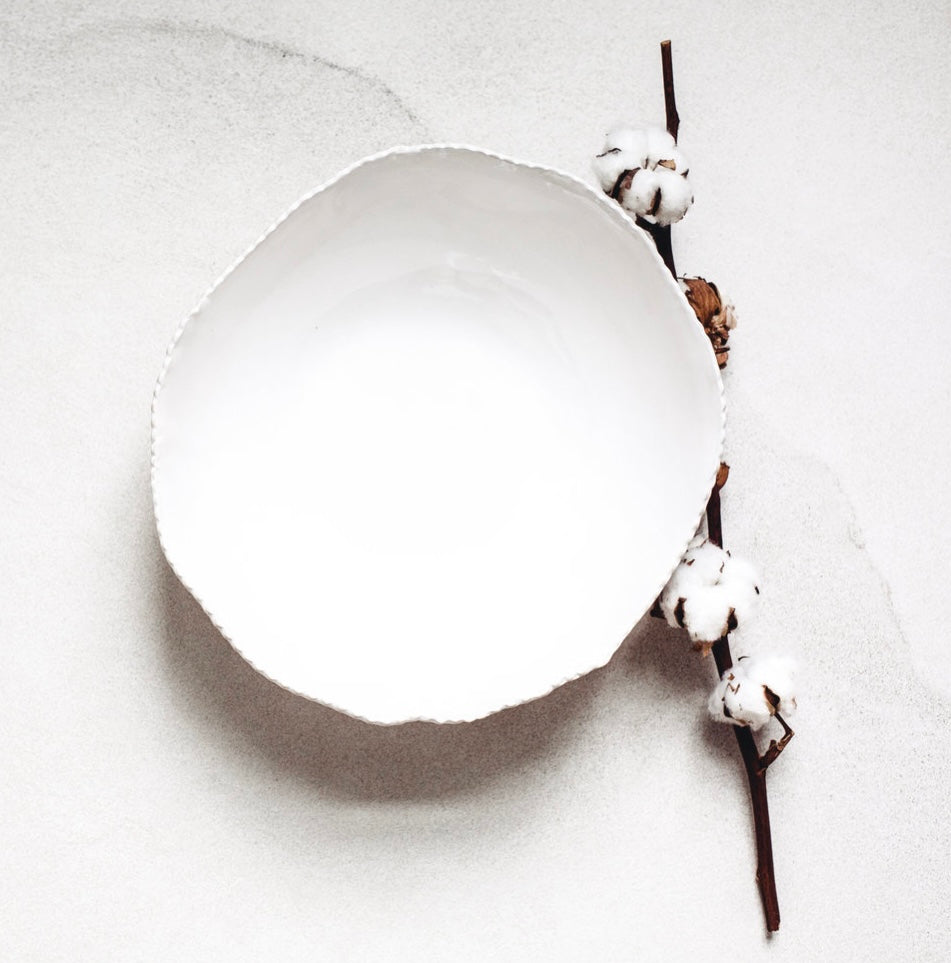 Large lace Bowl Porcelaine Trudy Crane Tournée à la main à Montréal Looks like white Large lace Bowl