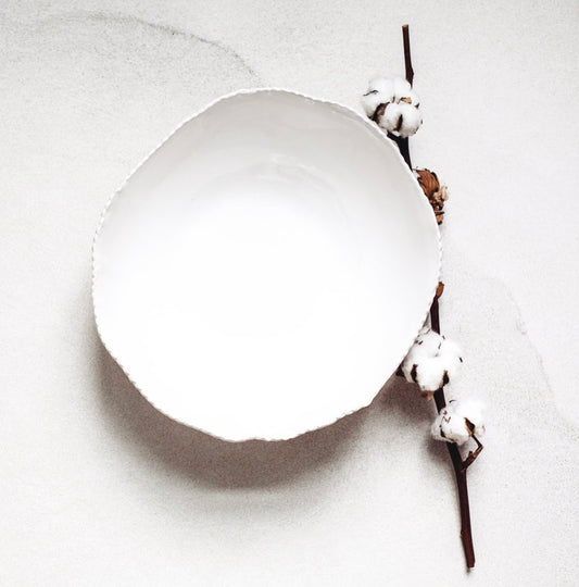 Large lace Bowl Porcelaine Trudy Crane Tournée à la main à Montréal Looks like white Large lace Bowl