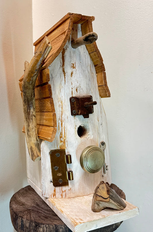 Cabane d'oiseaux blanche et naturelle fait de bois recyclé Fait main à Cap Santé Bertrand Massé Artiste