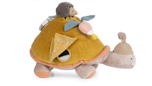 Grande tortue d'activités, peluche dessinée à Paris