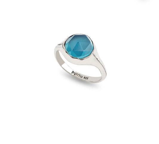 Bague chevalière sertie de grosses pierres à facettes en calcédoine bleue Pyrrha