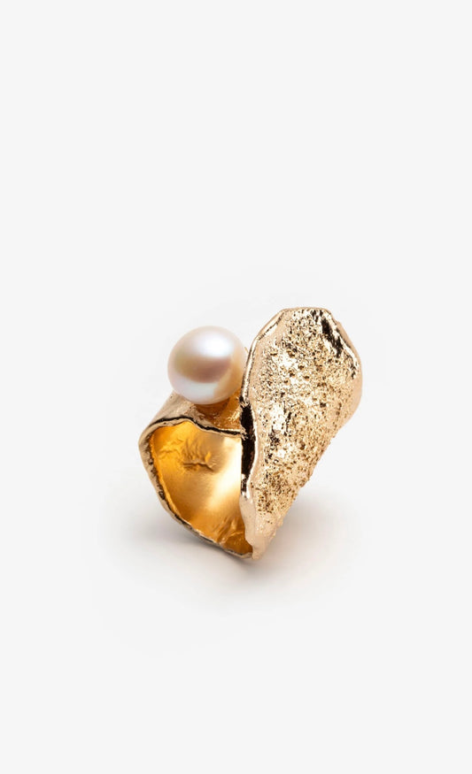 Bague OLAS dorée et perle d'eau douce Fait mains à Montréal Isabelle Kapsaskis