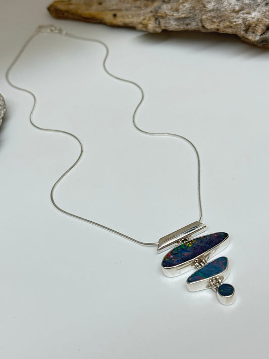 Chaine avec pendentif trio d'Opal de feu Dessinée à Montréal Orama Nidhi Pendentif trio d'Opal de feu