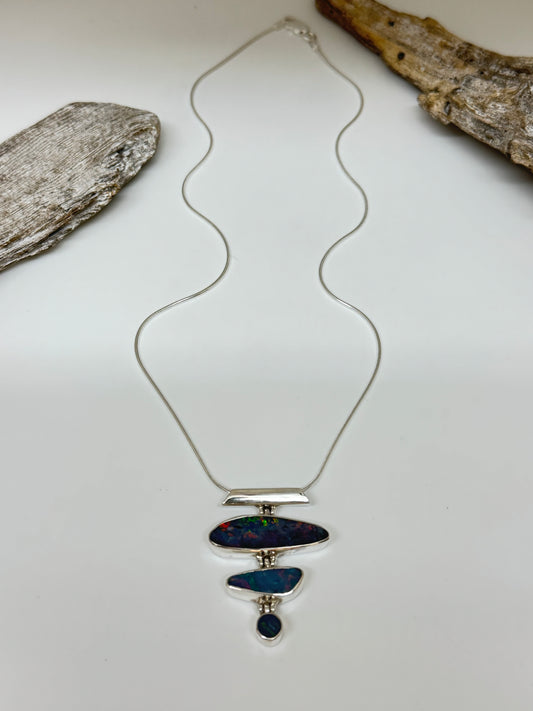 Chaine avec pendentif trio d'Opal de feu Dessinée à Montréal Orama Nidhi Pendentif trio d'Opal de feu