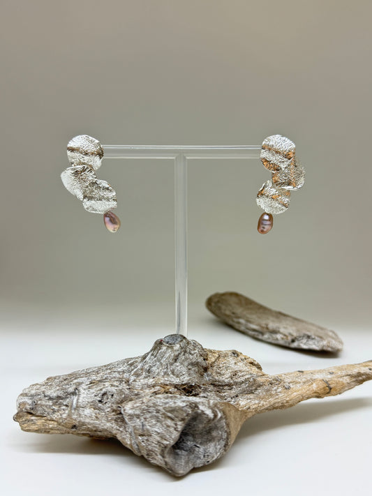 Boucles d'oreilles ITIA / Argent 925 perle d'eau douce fait mains à Montréal Isabelle Kapsaskis Boucles d'oreilles ITIA / Argent 925 perle d'eau douce