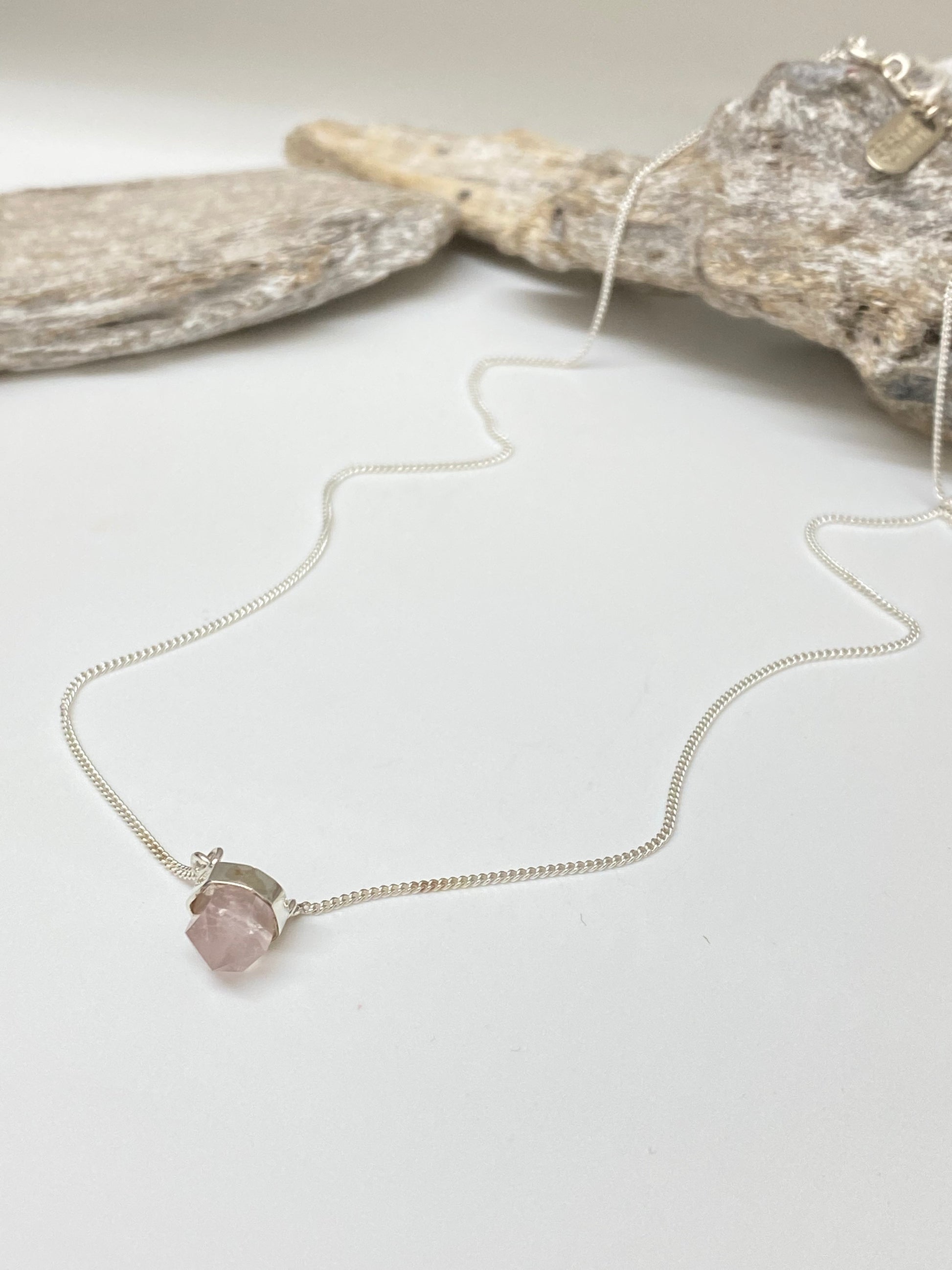 Collier Argent 925 et Quartz rose Dessiné à Vancouver Mimi Marge