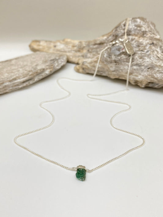 Collier Argent & Émeraude Dessiné à Vancouver