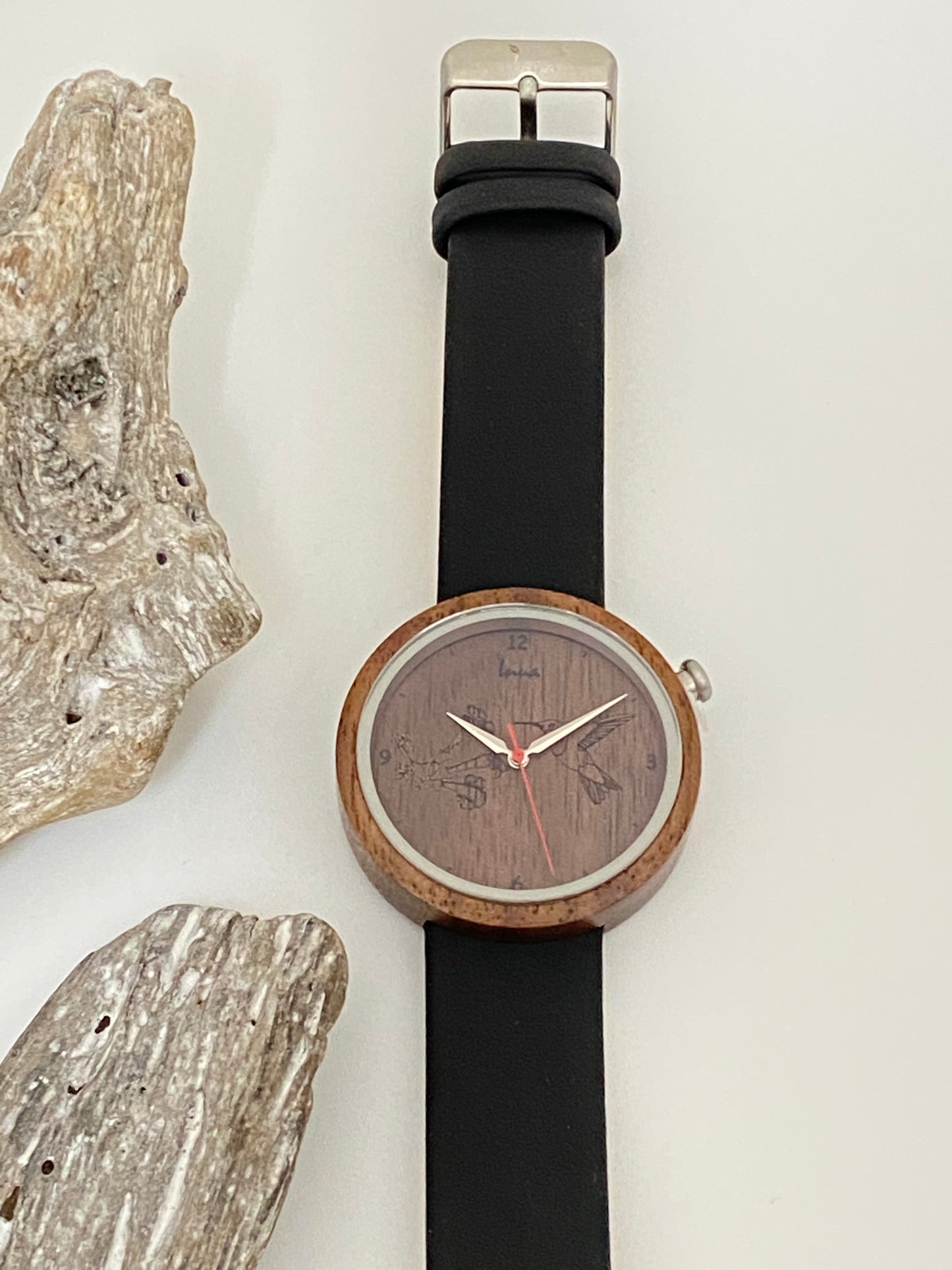 Montre Vol au Crépuscule en Bois Dessinée au Québec. Inua