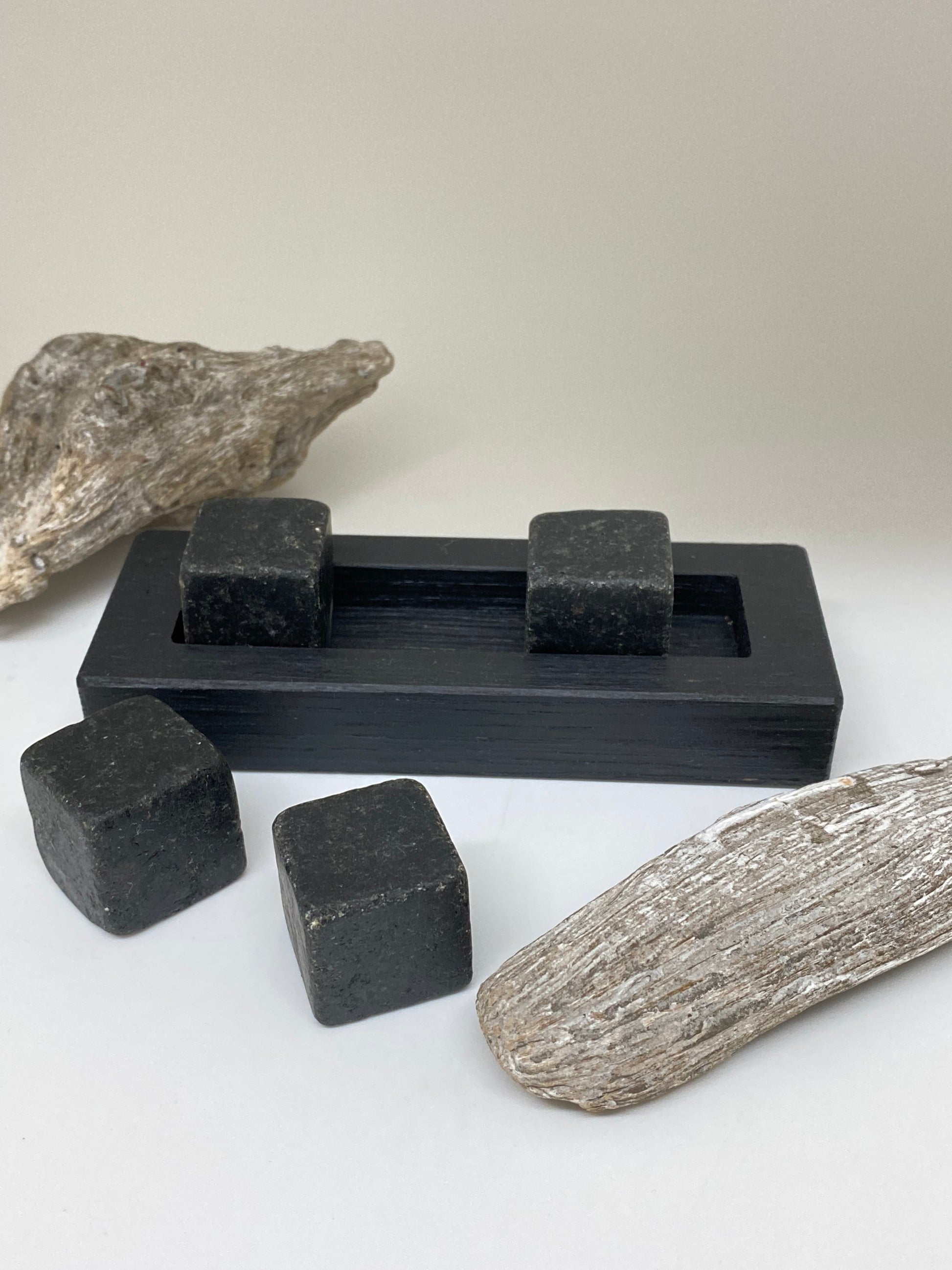 Pierre à Whisky Hornblende Fait main au Québec Granule foncée Lithologie