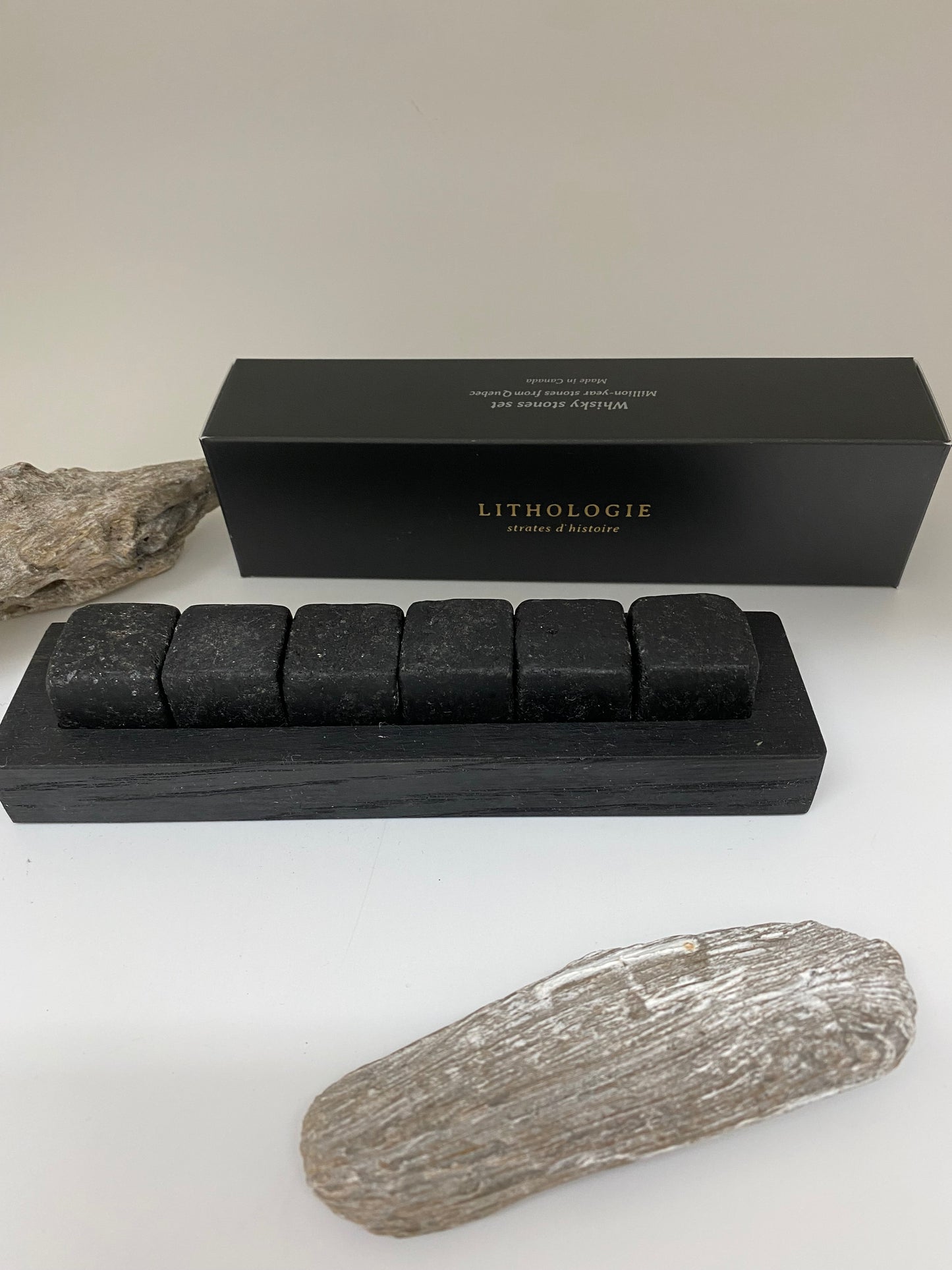 Pierre à Whisky Hornblende Fait main au Québec Granule foncée Lithologie