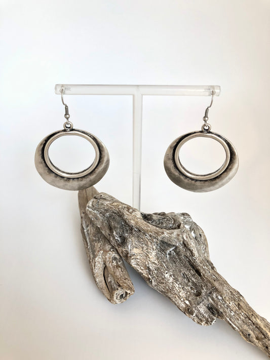 Boucles d'oreille Saki Zamac dessinée à Montréal