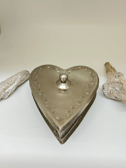 Boite coeur métal antique Fait main en Inde décoration