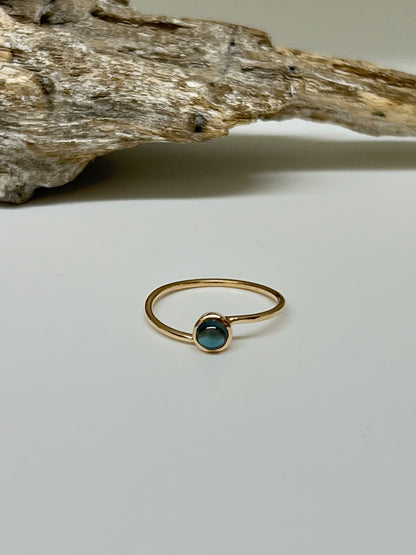 Mothers day stacking family ring Or 14 carats recyclé et topaz bleu  Fait en Outaouais W Jewellery