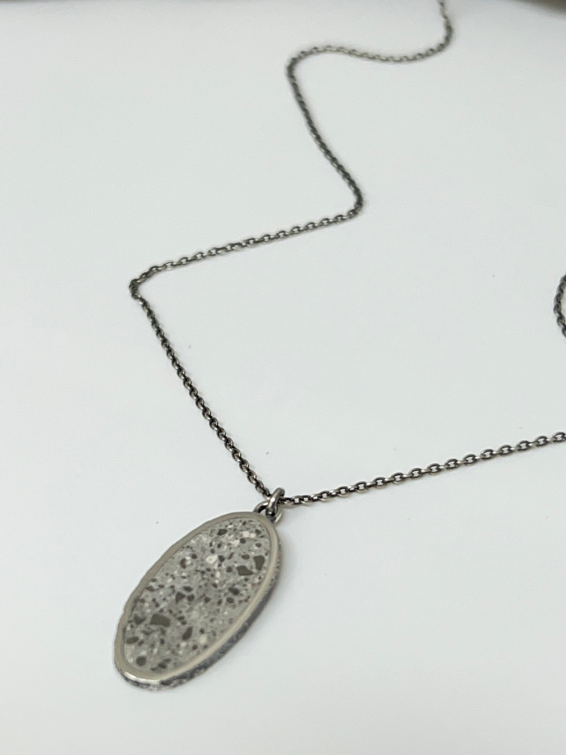 Collier Argent 925 et Béton résine Fait à Montréal NJ05G CATRIE 