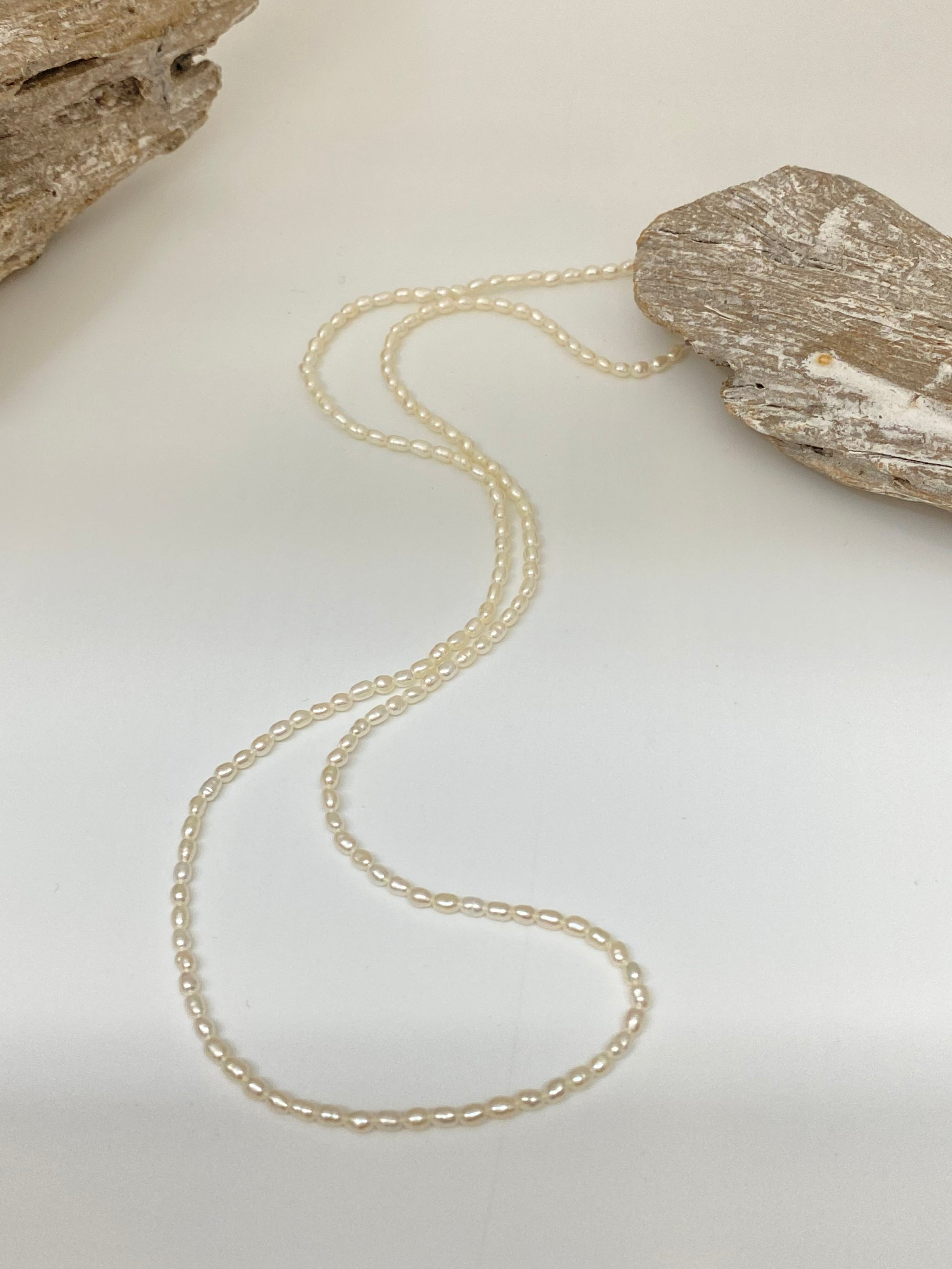 Classic Small single strand white rice pearl Fait à la main à Montréal Collier perles d'eau douce