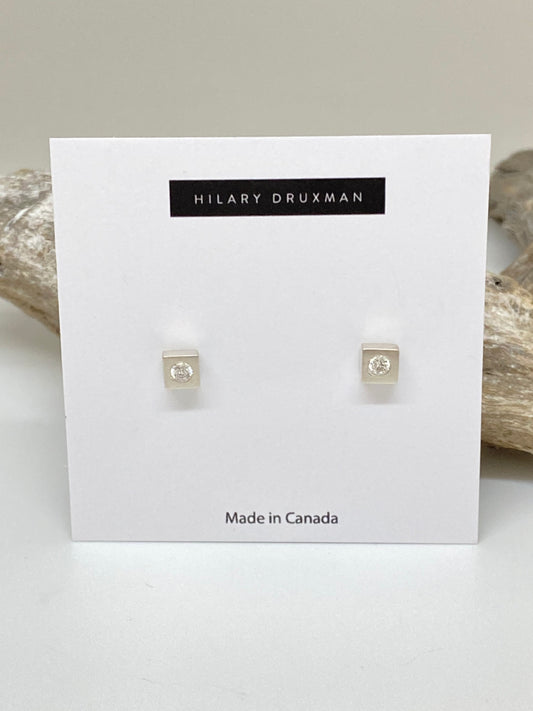 Square stud Earrrings, faites à la main à Winnipeg par Hilary Druxman. 22E2.2